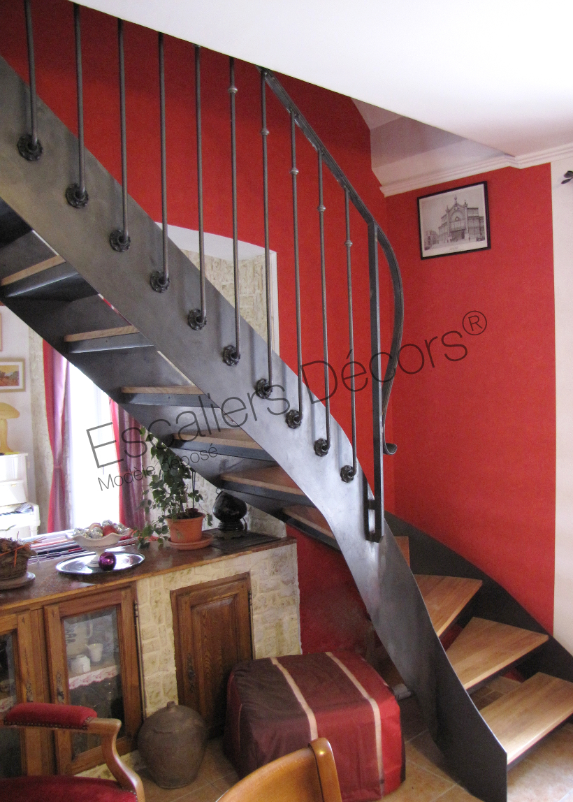 Photo DT98 - ESCA'DROIT® 1/4 Tournant Intermédiaire. Escalier intérieur balancé métal et bois style 'bistrot' pour une décoration rétro.